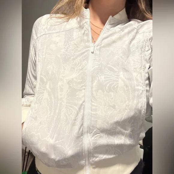 Lululemon: Women's Reversible Insulated
Windbreaker Jacket - Picture 4 of 16